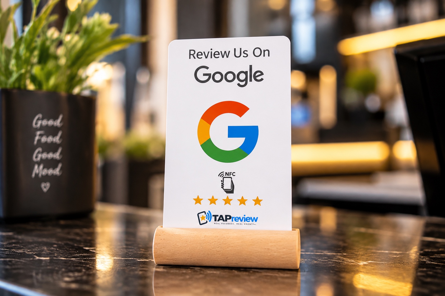 La card NFC TAPreview con supporto in legno sul bancone di un locale